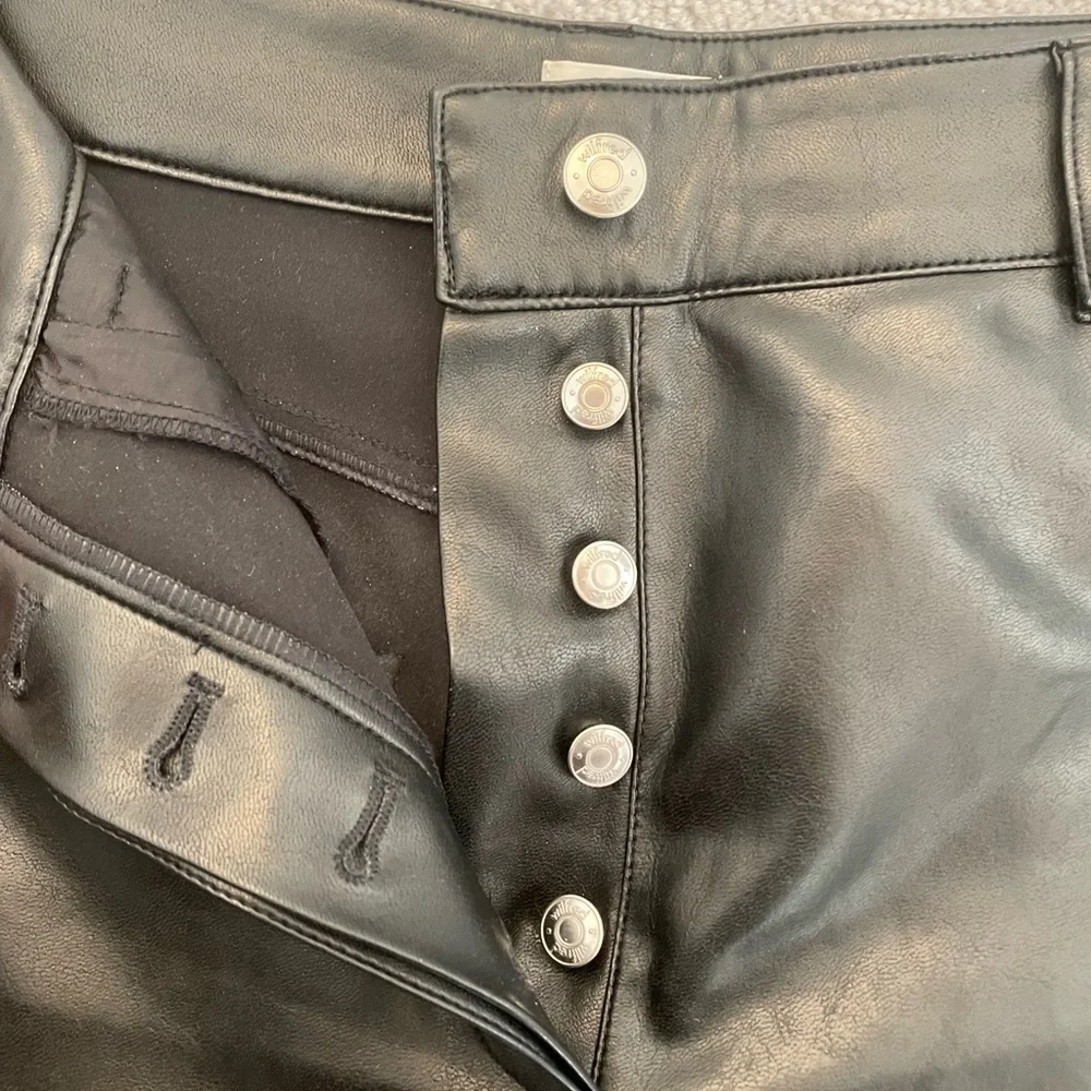 Aritzia Black High-Waisted Pants - Picture 4 of 8